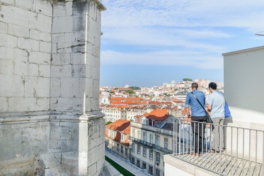 Lisbon: Best of City Private Walking Tour - The wine tasting stop and the walk to Praça do Comércio