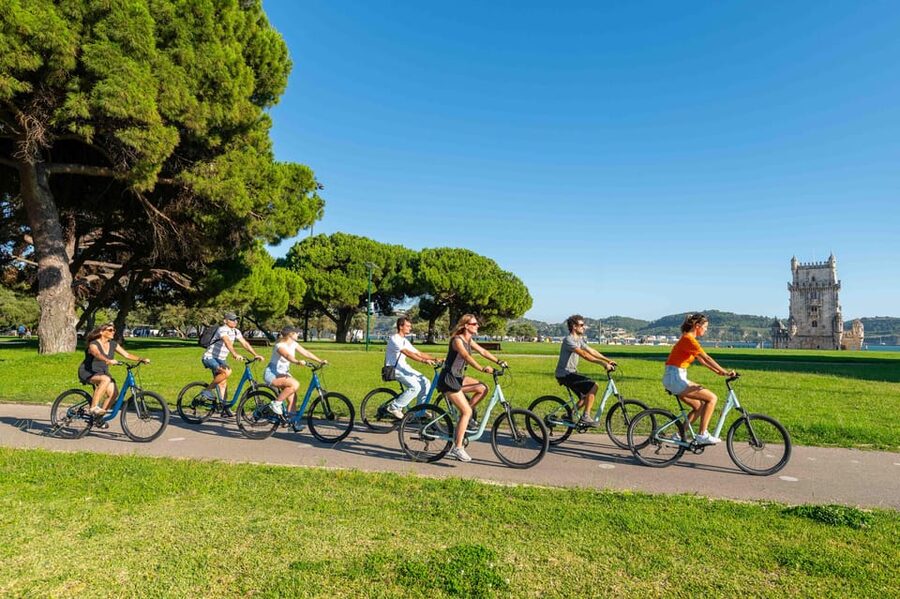 Lisbon Bike Tour: Langs de rivier van Belém naar Lissabon - Commerce Square and the Big Central Squares You Will Remember