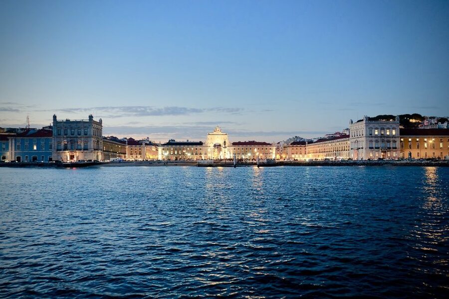 Lisbon: Boat Cruise with Live Fado Performance and a Drink - Drinks and Atmosphere: The Free One Matters