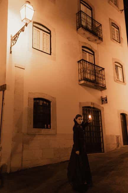 Lisbon by Night: Guided Walking Tour - The Unholy Secrets - How the guide performance works on the street