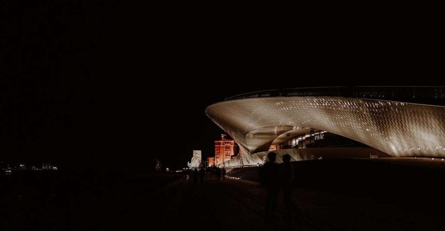 "Lisbon by Night" private tour - Riding Lisbon by Night with pickup and a private car