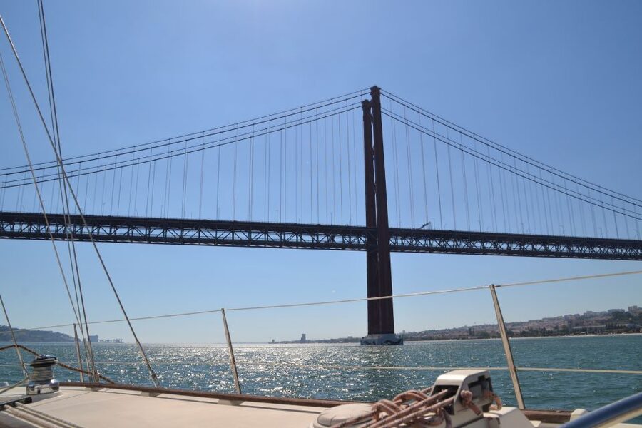 Lisbon: Champagne Sailing Tours - Food and drinks: value that actually shows up on the cruise