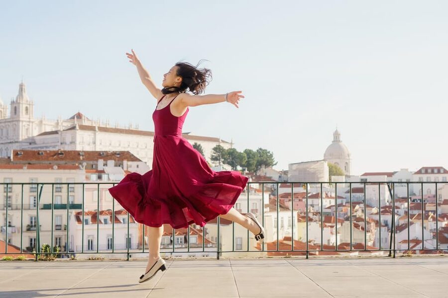 Lisbon: Cinematic Photoshoot with Local Photographer Guide - Getting started at Praça do Comércio, Lisbon’s big opening shot