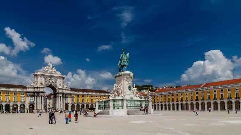 Lisbon: City Highlights Tuk-Tuk Tour with Pickup - Graça historic district and the jump to the skyline
