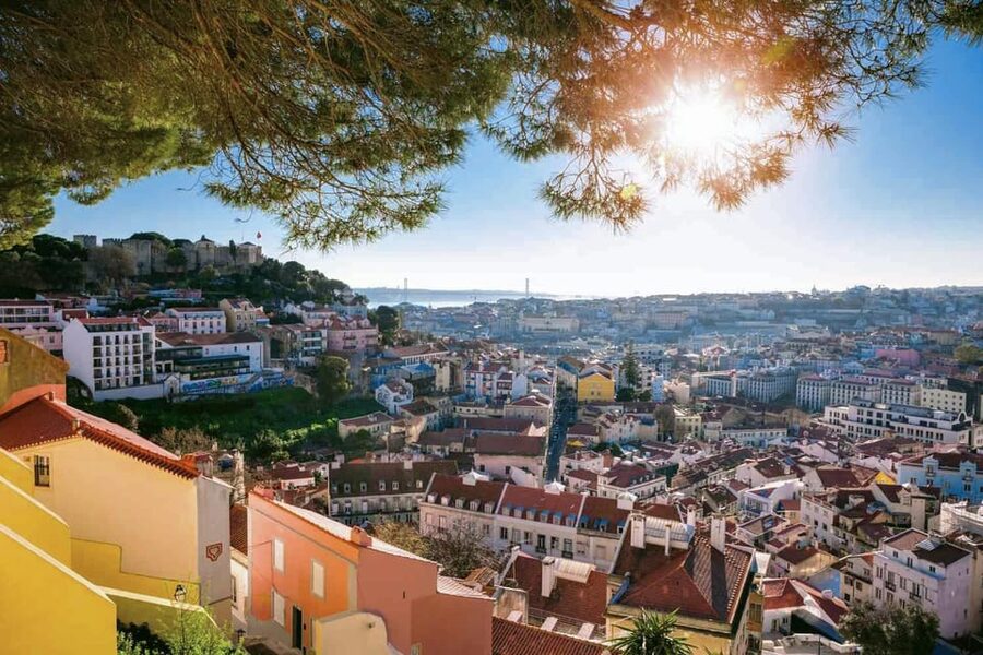 Lisbon: City Sightseeing Tour - Graça and the Cathedral (Sé): from local feel to fortress church