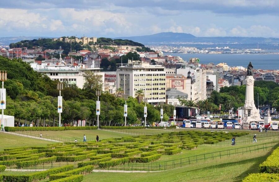 Lisbon City Tour: All Must-See Attractions with Expert Guide - Flexibility without chaos: customizing stops and a guide who manages time