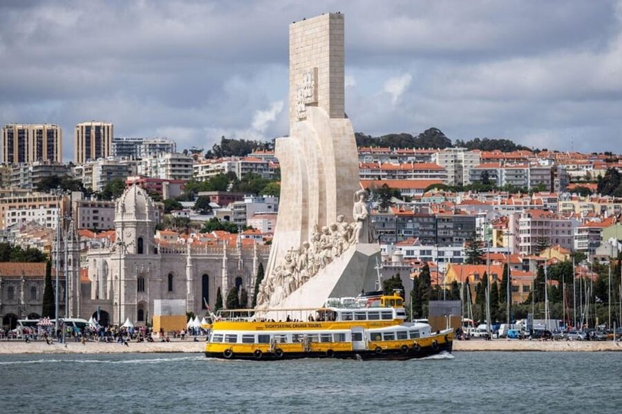 Lisbon City Tour: All Must-See Attractions with Expert Guide - Sé de Lisboa and Praça do Comércio: the grand finish back in the center