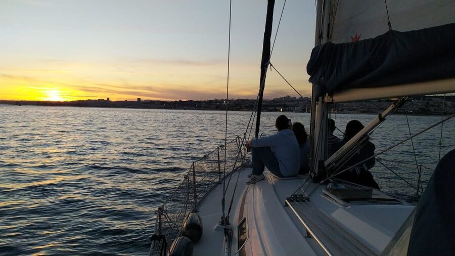 Lisbon: Day and Sunset Tour on the Tagus River - Practical tips for a smooth ride (waves and evening chill)