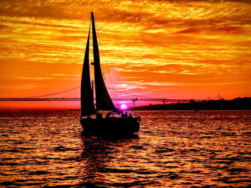 Lisbon: Daytime or Sunset Boat Cruise with History and Wine - Bridging Lisbon: From 25 de Abril to the City’s Higher Neighborhoods