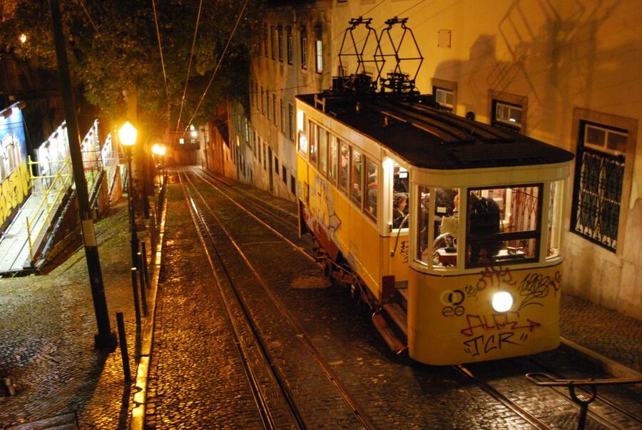 Lisbon: Evening City Tour with Dinner and Live Fado Show - The drive over to the 25 de Abril Bridge and the Discoveries monument