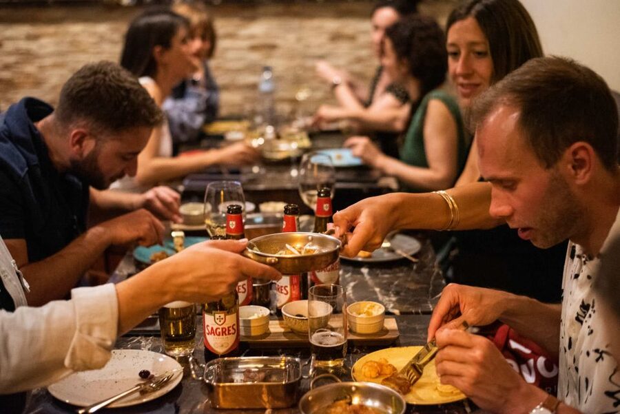 Lisbon: Fado & Food Tour with Live Show & Traditional Dinner - The fado show: what you should listen for