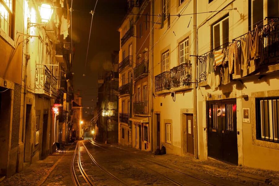 Lisbon: Fado Show with Dinner and City Tour - Night Lisbon, in the right order: lights, food, and Fado