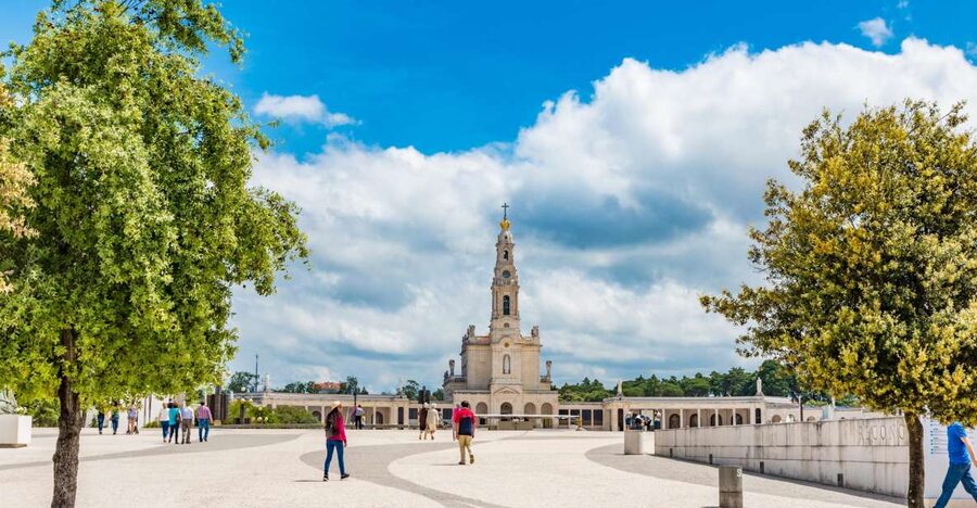 Lisbon: Fatima, Batalha, Nazare and Obidos Tour Hotel Pickup - Hotel pickup and the 8-seat van: where the day starts right