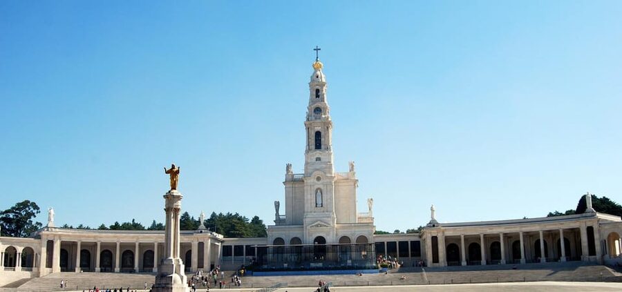 Lisbon: Fátima & Holy Eucaristy Miracle Relic, Spiritual Day - Lunch and Shopping Time Without the Rush