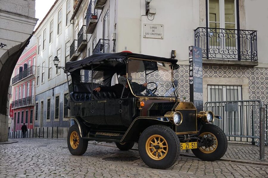 Lisbon: Food and Wine Tasting 4-Hours Tuk Tuk Tour - Chiado and Bairro Alto: Romantic Streets, Fado Energy, and Night-Lane Vibes