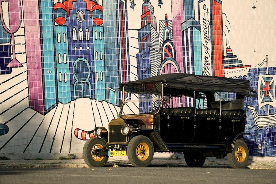 Lisbon: Food and Wine Tasting 4-Hours Tuk Tuk Tour - Wine Hunters Tavern: How the Tasting Hour Works for Your Day