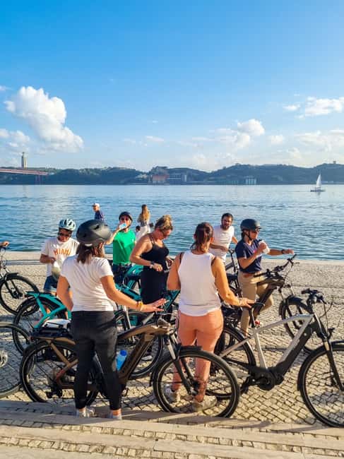 Lisbon: From the center to Belém by E-Bike - Getting Set Up: Helmets, Water, and Bianchi Comfort