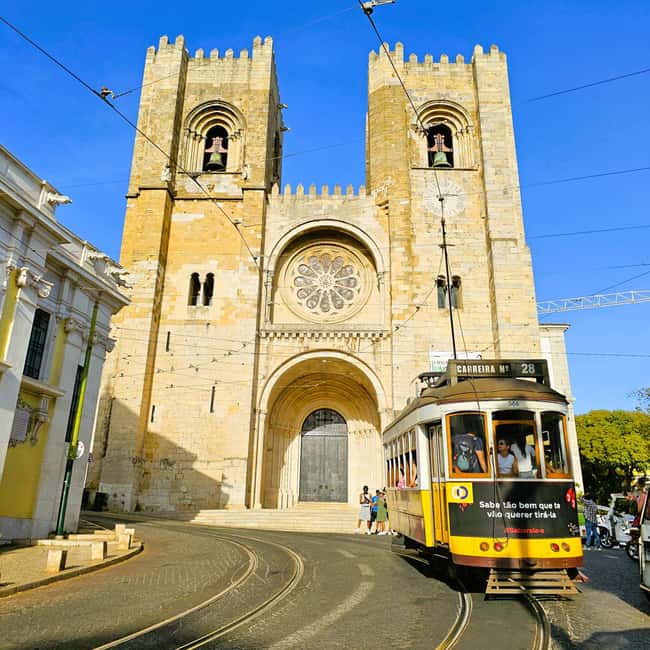 Lisbon: Guided Tuk-Tuk Tour Alfama and history - Pink Street to Commerce Square: seeing Lisbon’s contrasts at speed