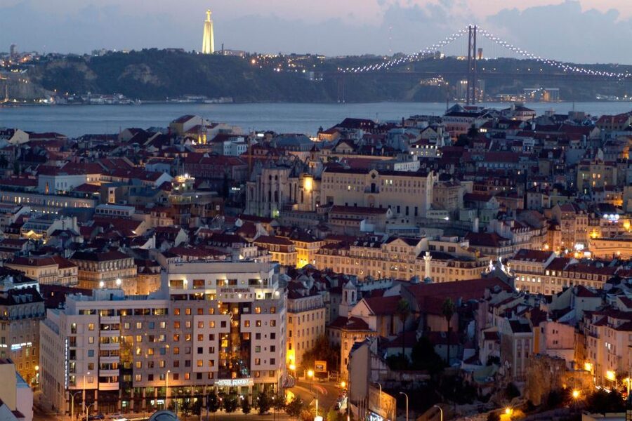 Lisbon: Half-Day Night Group Tour w/ Fado Dinner Show - Dinner and Fado in Alfama around 20:30