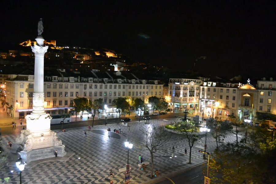 Lisbon: Half-Day Night Group Tour w/ Fado Dinner Show - What you should expect from the Alfama walk and the show setup