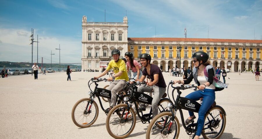 Lisbon: Hills, Alfama, and Mouraria Tour by Electric Bike - Electric bikes and Lisbon hills: why this format works