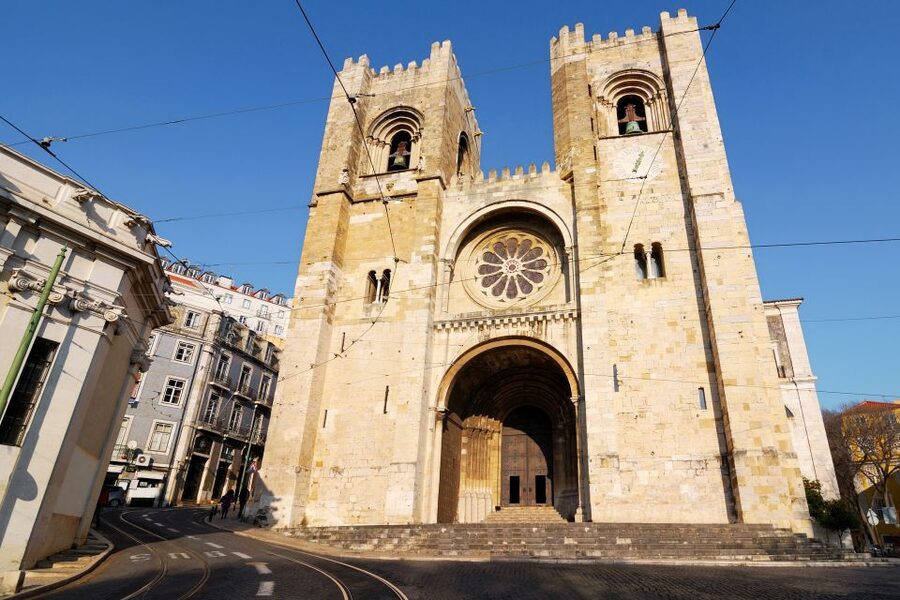 Lisbon: Hills Red Tram Tour by Tram 28 Route 24-Hour Ticket - Landmarks you will catch: Castelo São Jorge and Sé Catedral