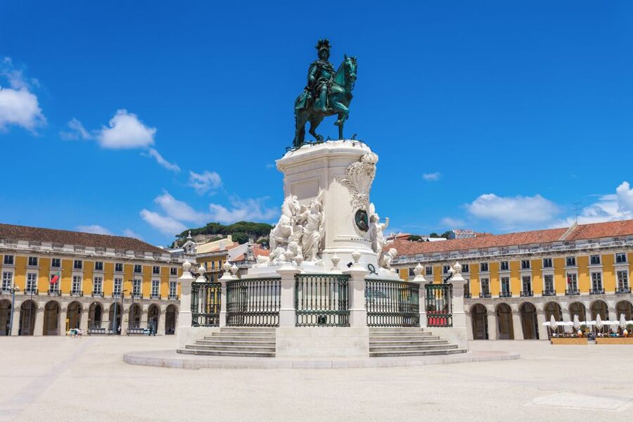 Lisbon: Hills Red Tram Tour by Tram 28 Route 24-Hour Ticket - Audio guide in 12 languages: a ride you can actually follow