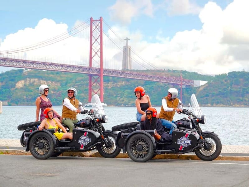 Lisbon : Historic Motorcycle Side-car Tour 1H - Meeting at Rua Garrett 88, and how the hour starts