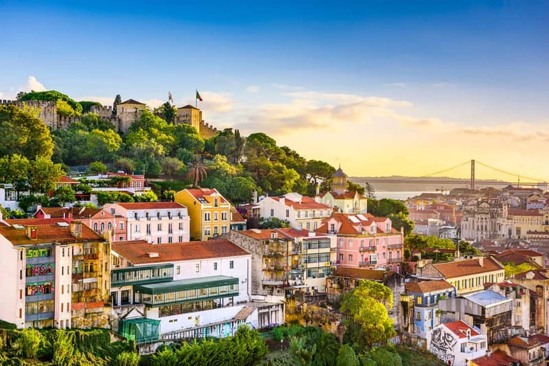 Lisbon: Historical Tour on a Tukxi - Graça Historic District: São Jorge Castle zone and hilltop views