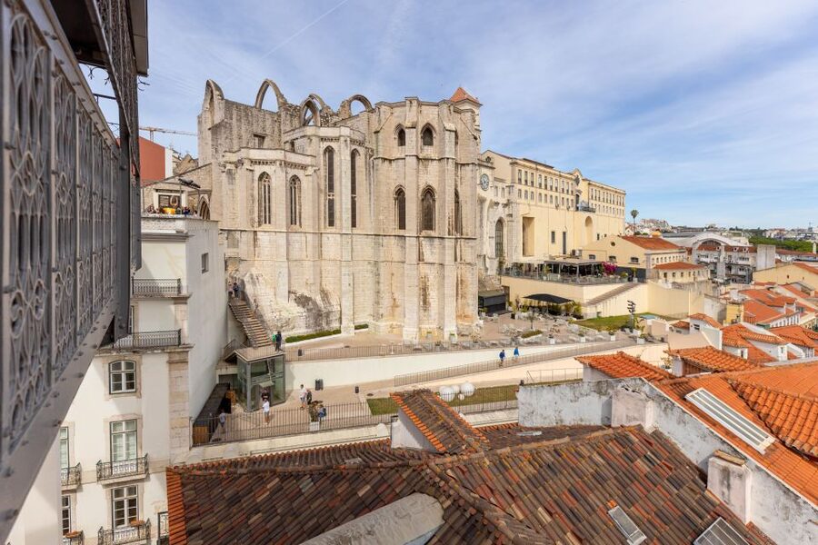 Lisbon: History, Stories and Lifestyle Walking Tour - Lisbon Cathedral Finish: Reconquest Roots and a Building That Changed Over Time