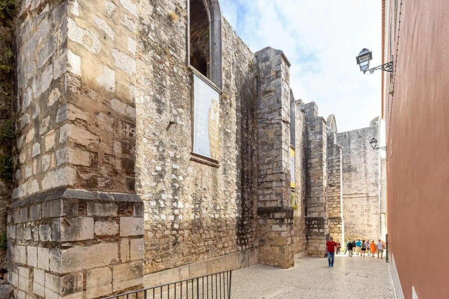 Lisbon: History, Stories and Lifestyle Walking Tour - San Roque Church: Jesuit Straight Lines With Mannerist and Baroque Color