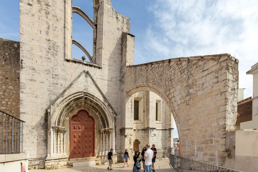 Lisbon: History, Stories and Lifestyle Walking Tour - Carmo Convent and Church: Gothic Architecture and the Carnation Revolution Connection