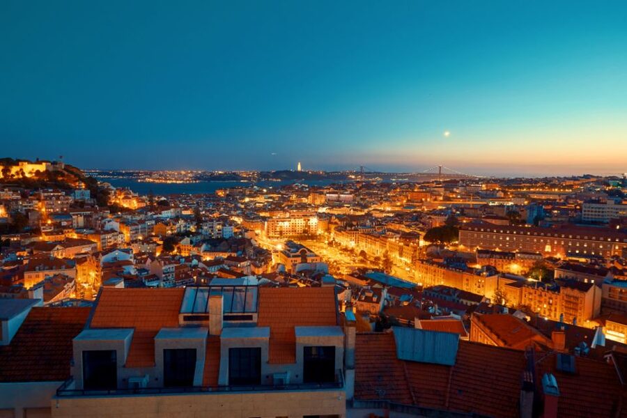 Lisbon: Luxury Fado Tour with Dinner included - Luxury Car Comfort and Pickup That Makes the Evening Easy