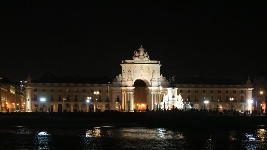 Lisbon: Luxury Sailboat Cruise at Night - The live guide factor: turning lights into understanding