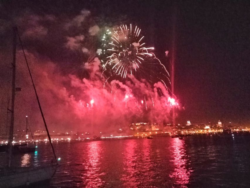 Lisbon: New Year's Eve Tagus River Cruise with Open Bar - The cruise itself: sailing past Lisbon’s night-lit highlights