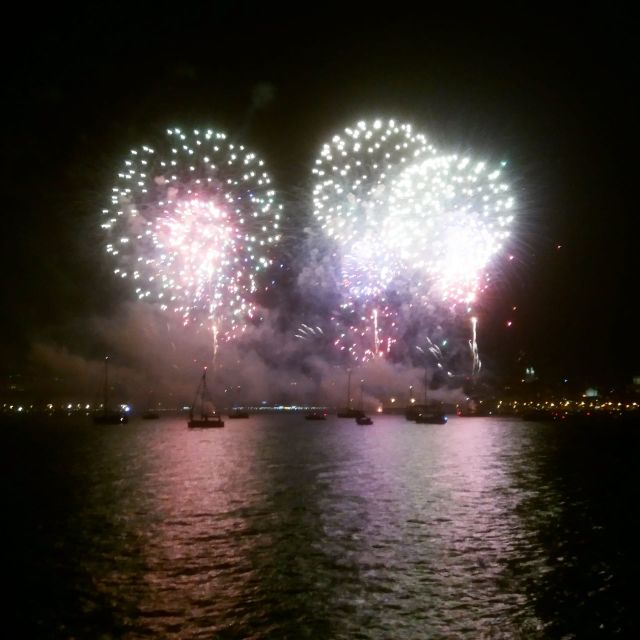 Lisbon: New Year's Eve Tagus River Cruise with Open Bar - Terreiro do Paço at midnight: how the fireworks moment plays