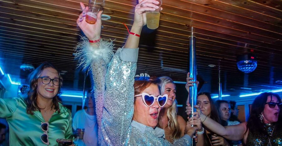 Lisbon: New Year's Eve with Live Dj Fireworks and Open Bar - Timing and meeting: arrive early, then let the night flow