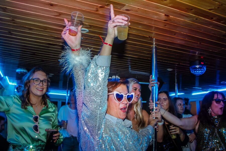 Lisbon: New Year's Eve with Live Dj Fireworks and Open Bar - The midnight fireworks and champagne moment: how to get the best view
