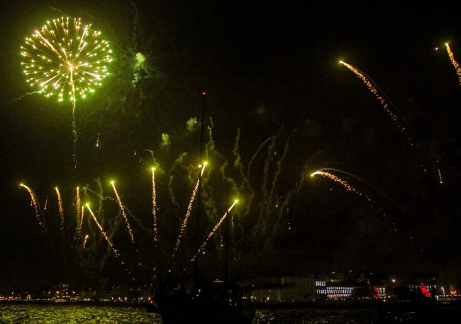 Lisbon: New Year's Eve with Live Dj Fireworks and Open Bar - What you get on board: DJ energy, open bar, and your included food