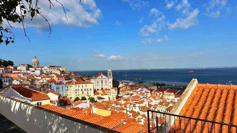 Lisbon: Old Town Tuk Tuk Tour - Miradouro da Senhora do Monte and São Vicente: the viewpoint plus the neighborhood story
