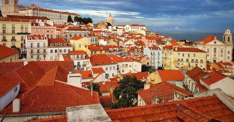Lisbon: Old Town TukTuk Tour and Scenic Viewpoints in Alfama - Before you ride: meeting point, pickup options, and time math