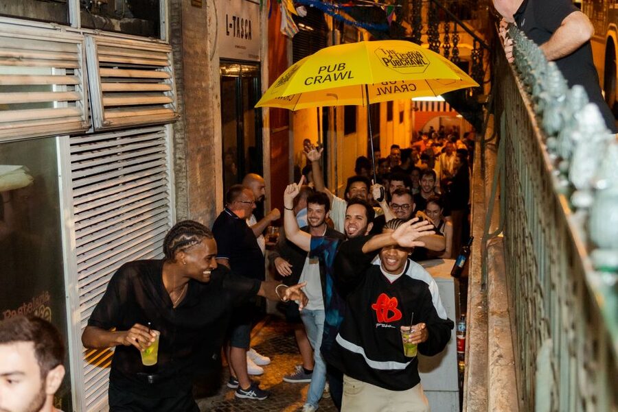 Lisbon PinkStreet Pubcrawl: 1hOpen Bar, Shots,VIP Club Entry - Pink Street and Cais do Sodré, the perfect combo for a pub crawl