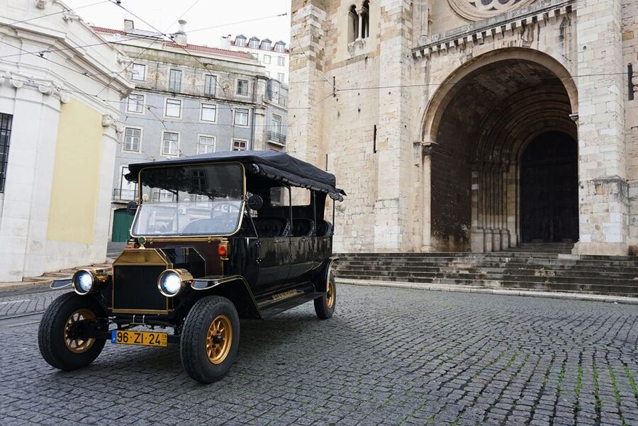 Lisbon: Private Guided Tuk-Tuk Tour with Hotel Pickup - Portas do Sol and Nossa Senhora do Monte: the viewpoint payoff