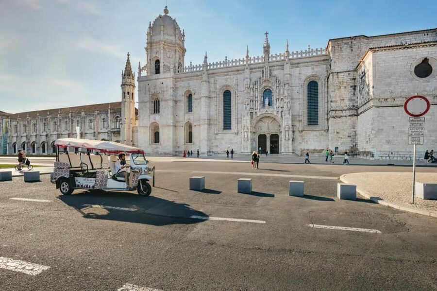 Lisbon: Private Guided Tuk-Tuk Tour with Hotel Pickup - Mouraria and São Vicente de Fora: old streets with context