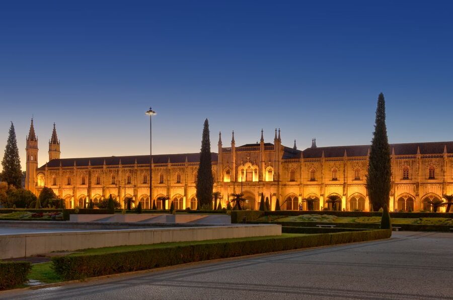 Lisbon: Private Half-Day Tour with Hotel Pickup - Lisbon Cathedral, Alfama, and Castle Quarter: the old streets make more sense with a guide
