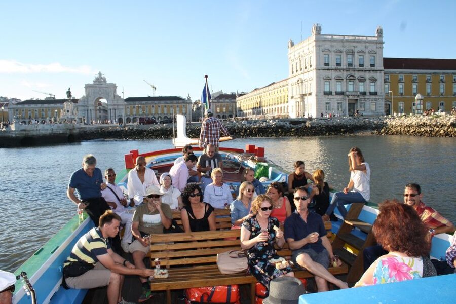 Lisbon: River Tagus Sightseeing Cruise in Traditional Vessel - Getting Oriented Fast: Terreiro do Paço to Cais do Sodré