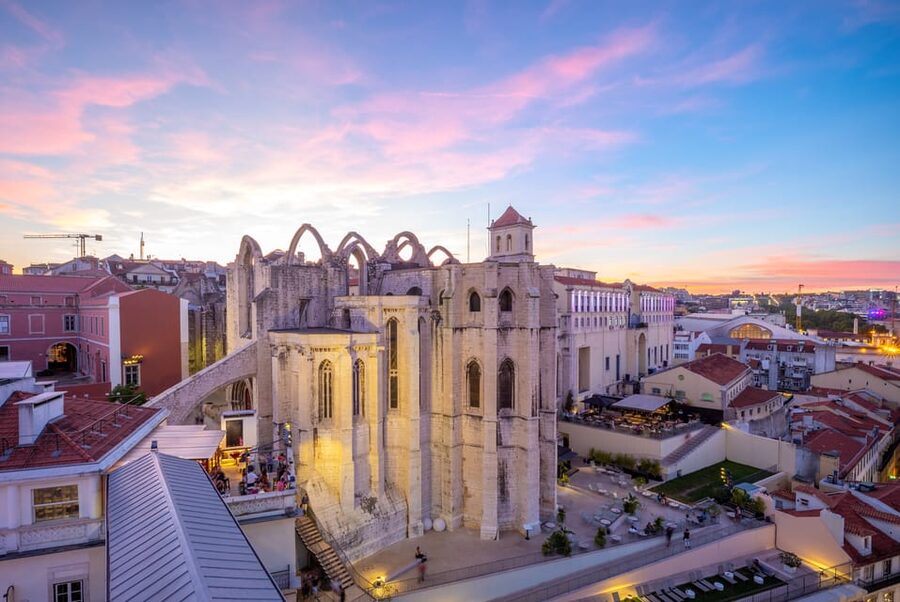 Lisbon's historic old town in a tuk-tuk in German - Pace, comfort, and weather reality in a tuk-tuk