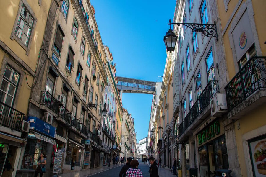 Lisbon's historic old town in a tuk-tuk in German - Alfama with a guide: street scenes, landmark talk, and real neighborhood rhythm