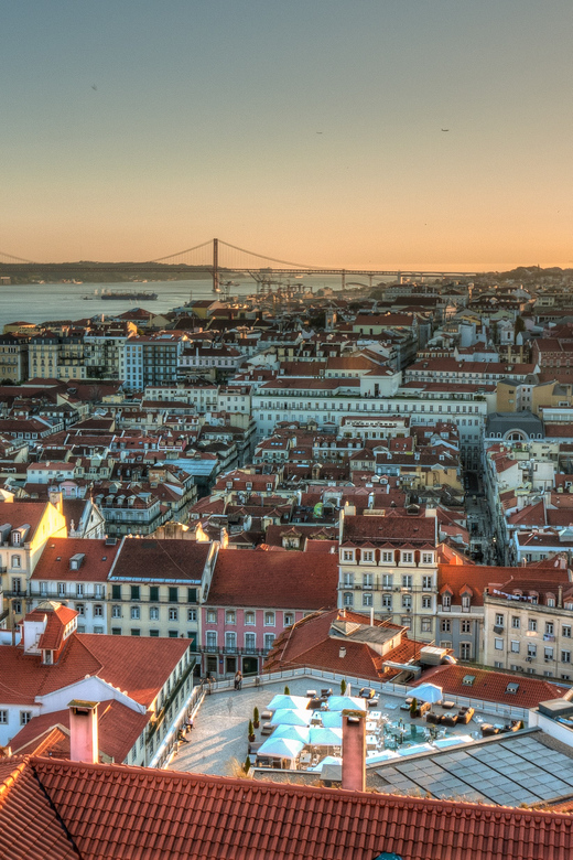 Lisbon's historic old town in a tuk-tuk in German - São Vicente de Fora and Mouraria: churches and street-life side by side