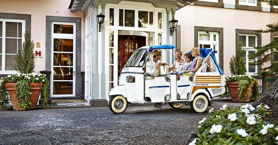 Lisbon's historic old town in a tuk-tuk in German - Graça and the Church of Our Lady of Grace: where the old town feels close